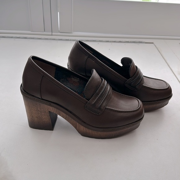 Beautiful pair of Korks platform loafers. Brand new without box. - Picture 2 of 3